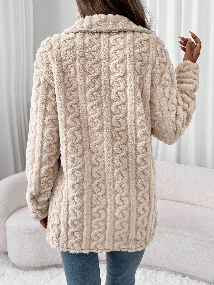 Elegancka beżowa kurtka typu teddy z ozdobnym splotem