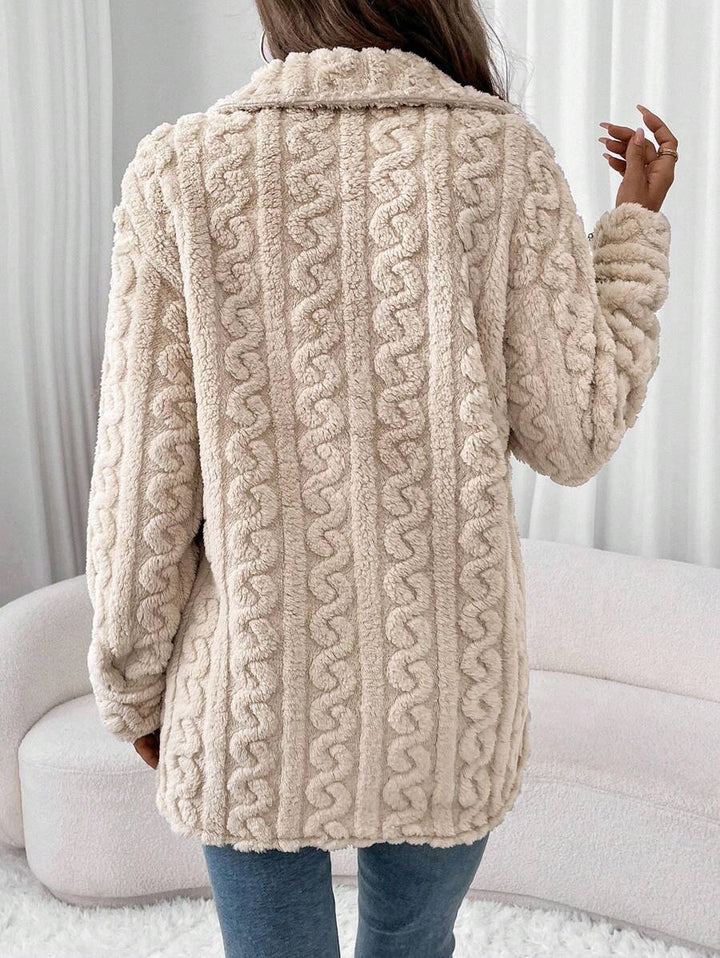 Elegancka beżowa kurtka typu teddy z ozdobnym splotem