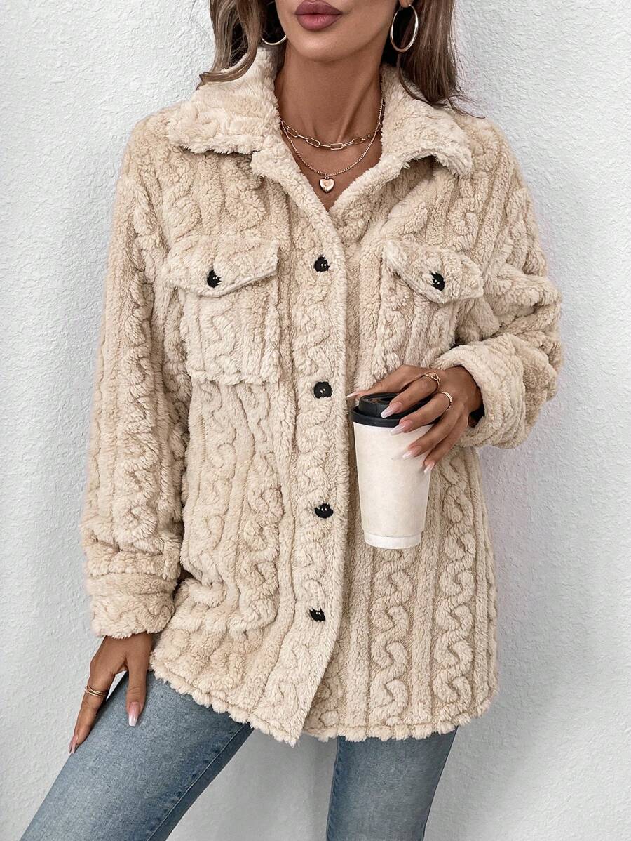 Elegancka beżowa kurtka typu teddy z ozdobnym splotem