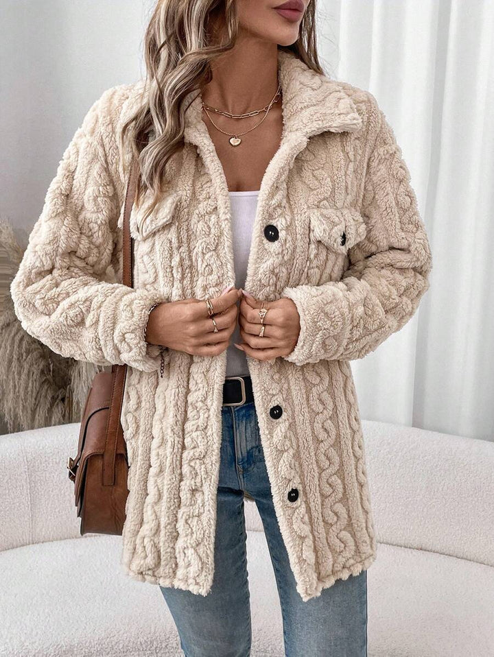 Elegancka beżowa kurtka typu teddy z ozdobnym splotem