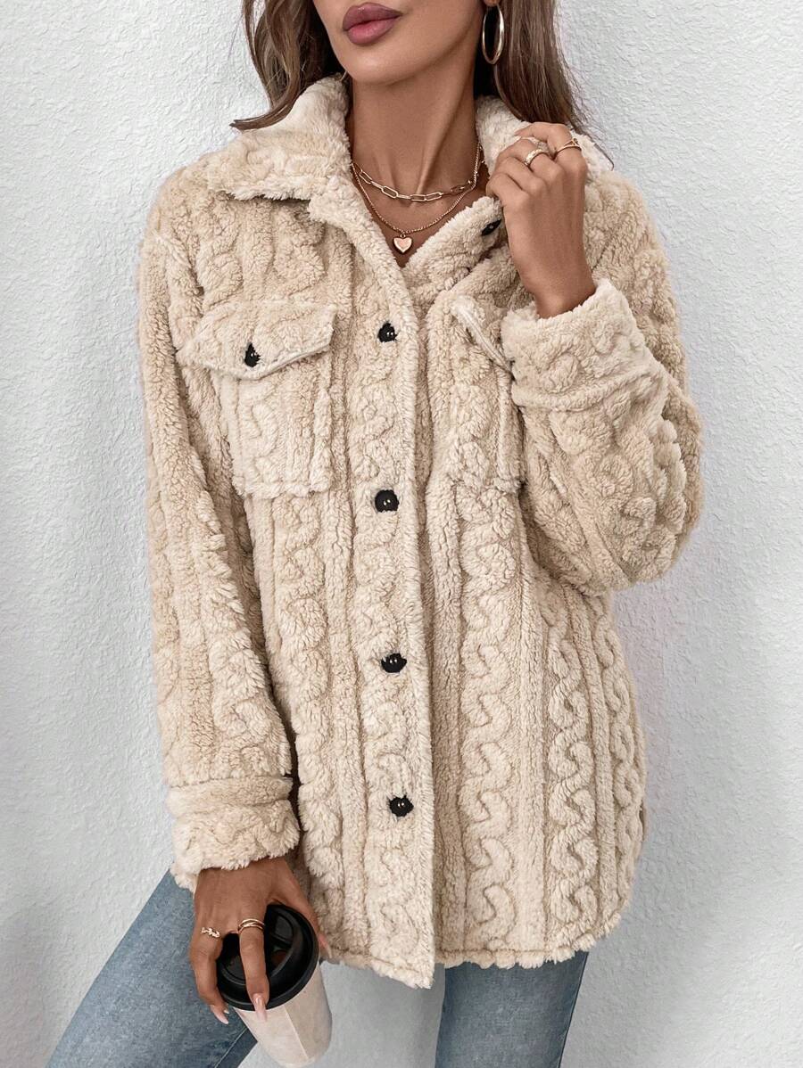 Elegancka beżowa kurtka typu teddy z ozdobnym splotem