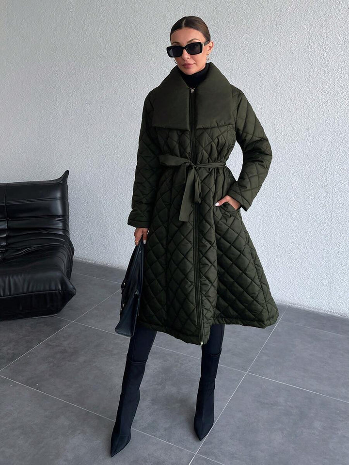 ISABEL | Pikowany płaszcz z paskiem i szerokim kołnierzem