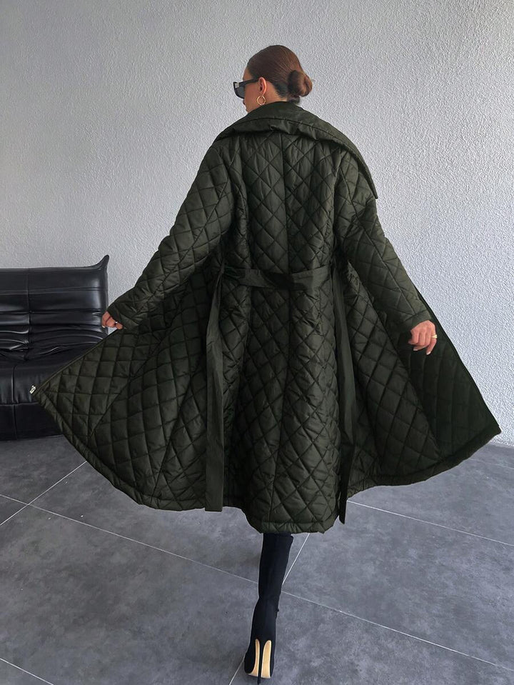 ISABEL | Pikowany płaszcz z paskiem i szerokim kołnierzem