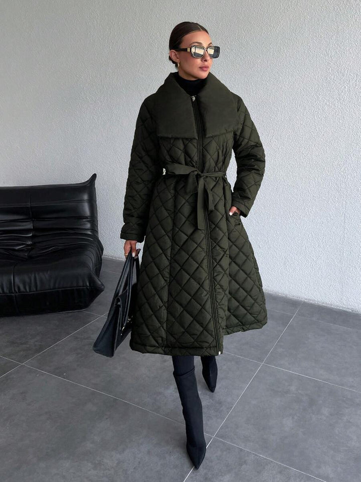 ISABEL | Pikowany płaszcz z paskiem i szerokim kołnierzem