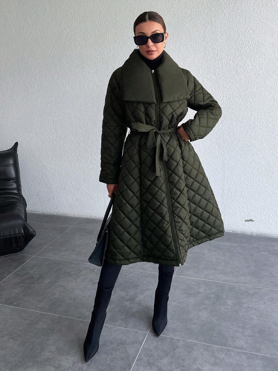 ISABEL | Pikowany płaszcz z paskiem i szerokim kołnierzem