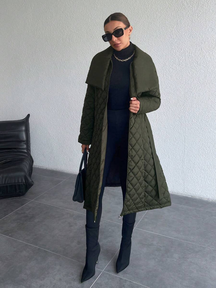 ISABEL | Pikowany płaszcz z paskiem i szerokim kołnierzem