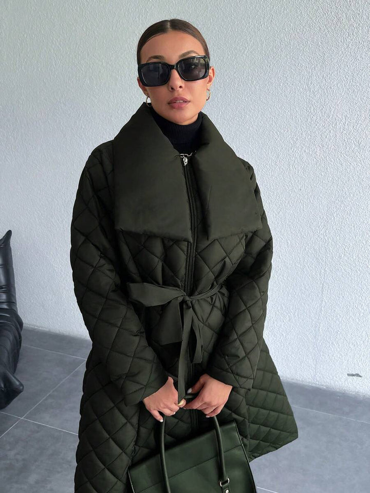 ISABEL | Pikowany płaszcz z paskiem i szerokim kołnierzem