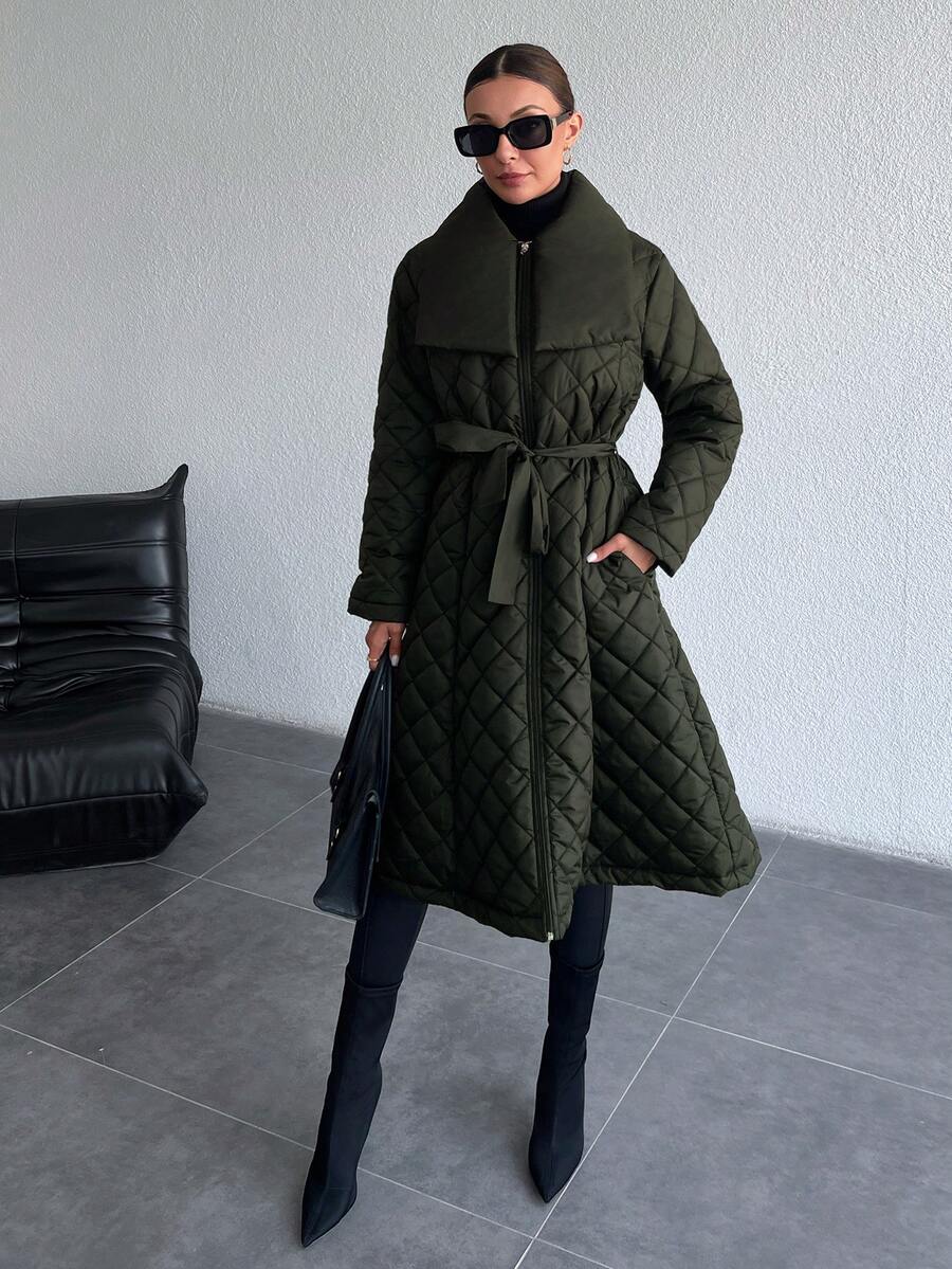 ISABEL | Pikowany płaszcz z paskiem i szerokim kołnierzem