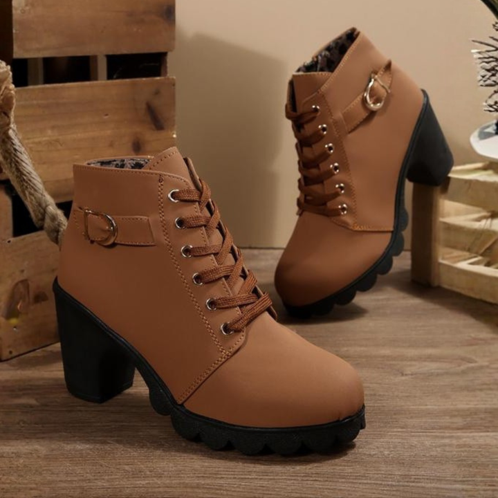 Tanitha – Eleganckie, sznurowane botki z metalową klamrą