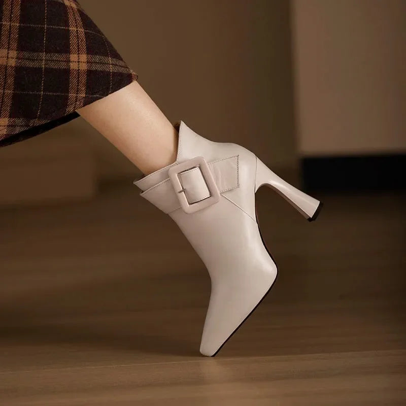 Briselle – Eleganckie botki z klamrą