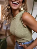 Evania – Elegancki top z falbanką i połyskiem